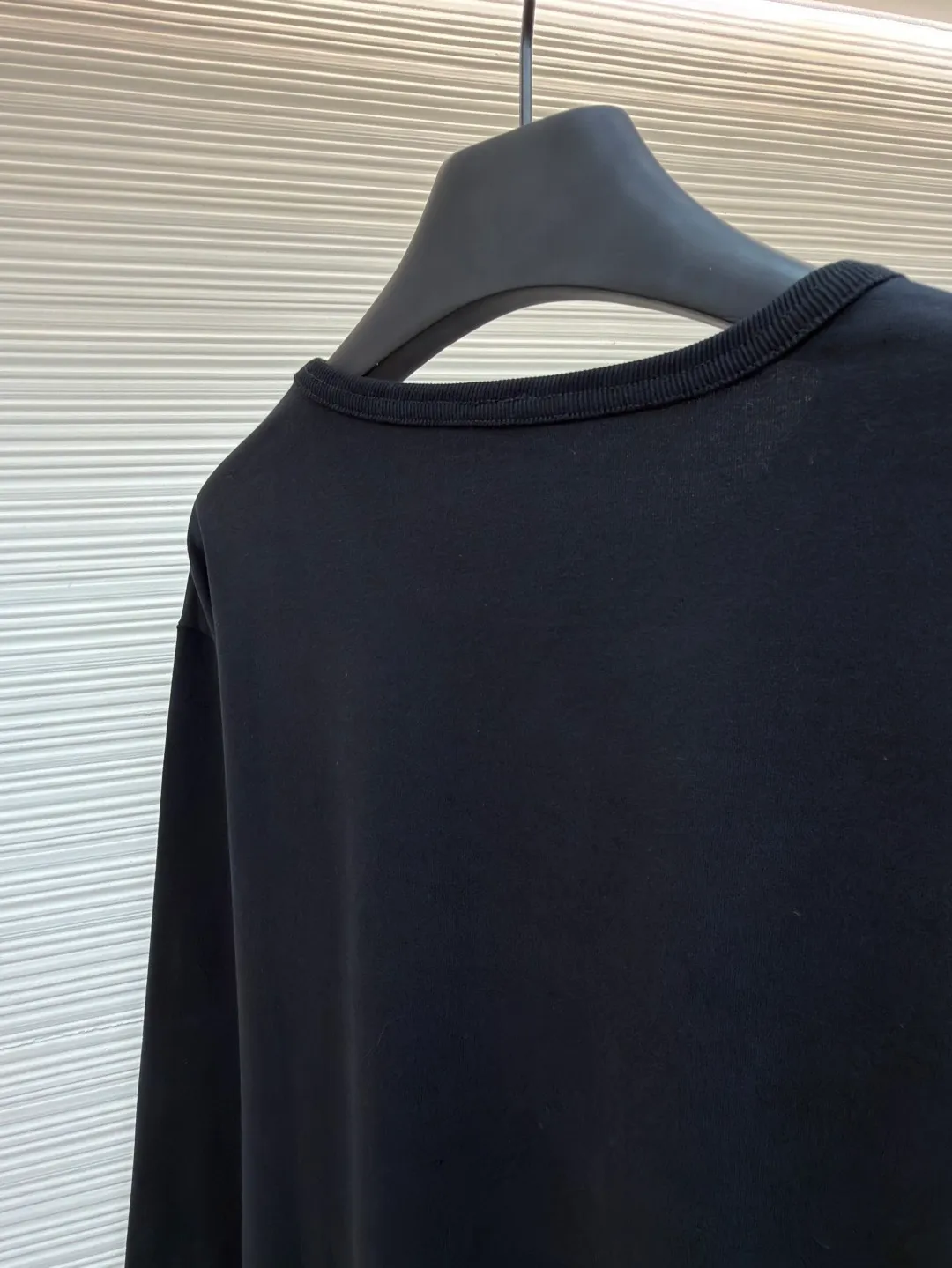 Chrome Hearts pocket embroidered long T-shirt ●Original version: purchased and developed for 5999 ●Item number: 1681980-A35 ●Fabric: brushed plain weave fabric ●Technology: embroidery production ●Color: black ●Version: loose fit ●Weight: about 390 grams ●Size: S-M-L-XL ●Description: The fabric is made of 32-count double yarn brushed plain weave cloth 240g, and the double-sided brushing process is particularly comfortable. It comes with 1x1 thread of 280g, Behringer embroidery is used for the embroidery, and lambskin molding and custom-made embossing abrasives are used for the leather label. The overall wiring is straight and delicate, the fabric is comfortable and soft, and the color is consistent without color difference. It can be matched with the same style to create a fashionable look and control various occasions. Customized accessories, complete with three standards, same style for men and women!
